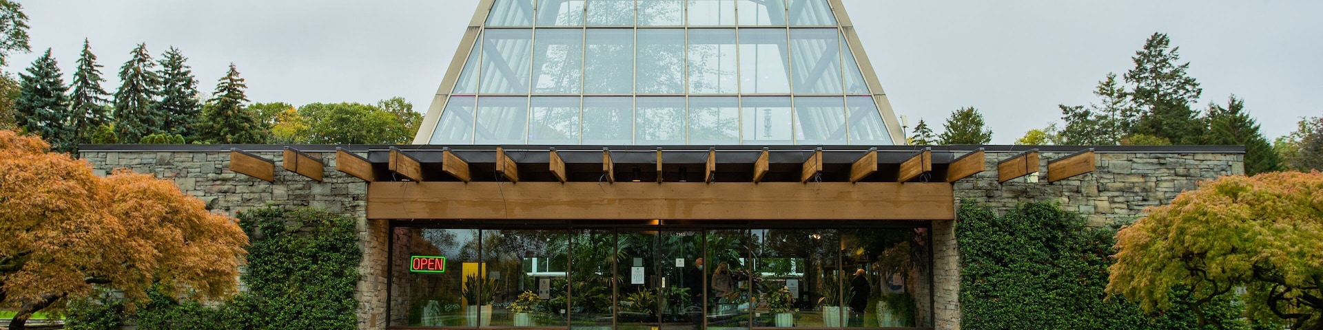 Niagara Parks Floral Showhouse which includes a garden