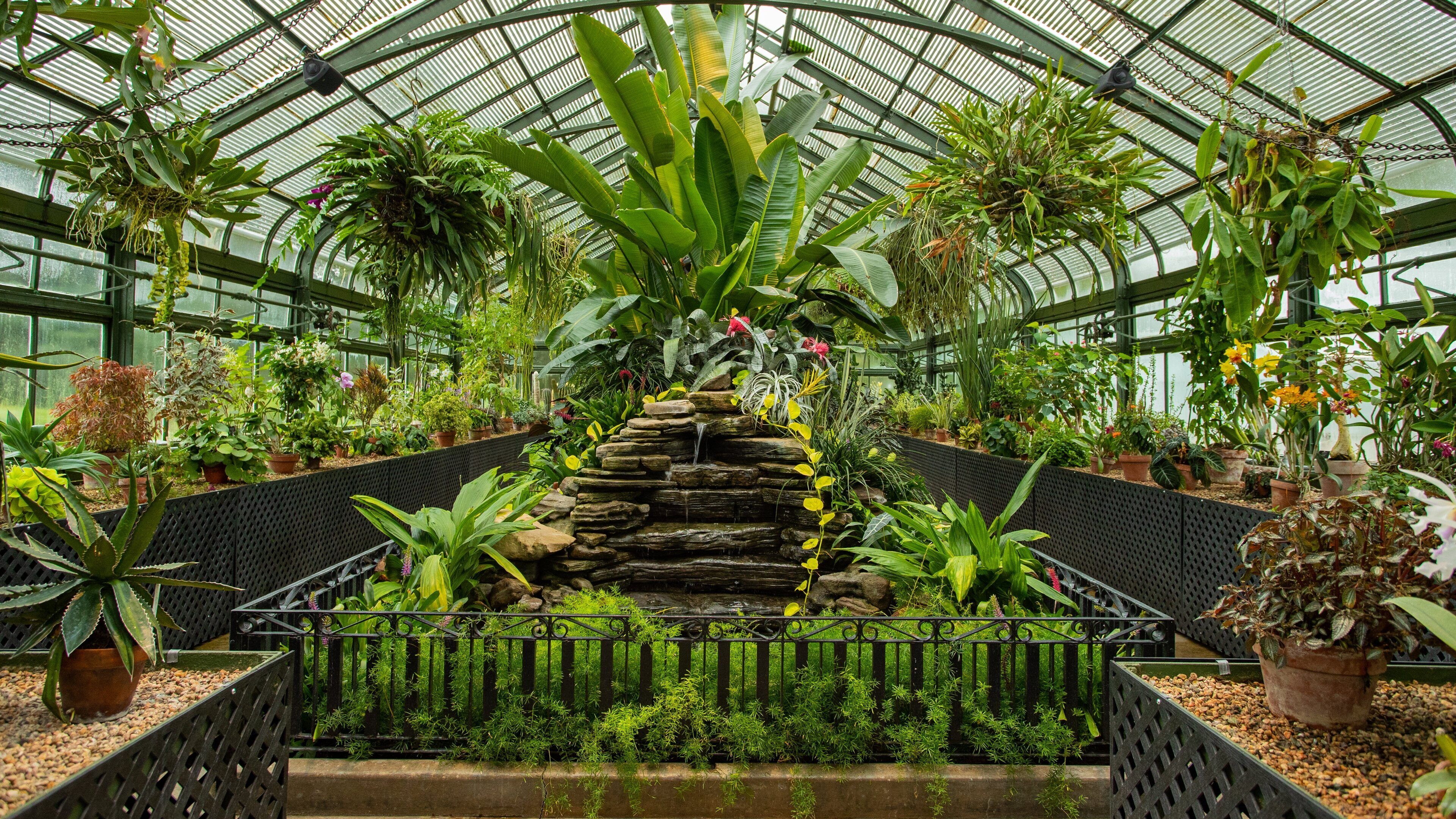 Niagara Parks Floral Showhouse featuring a park and interior views