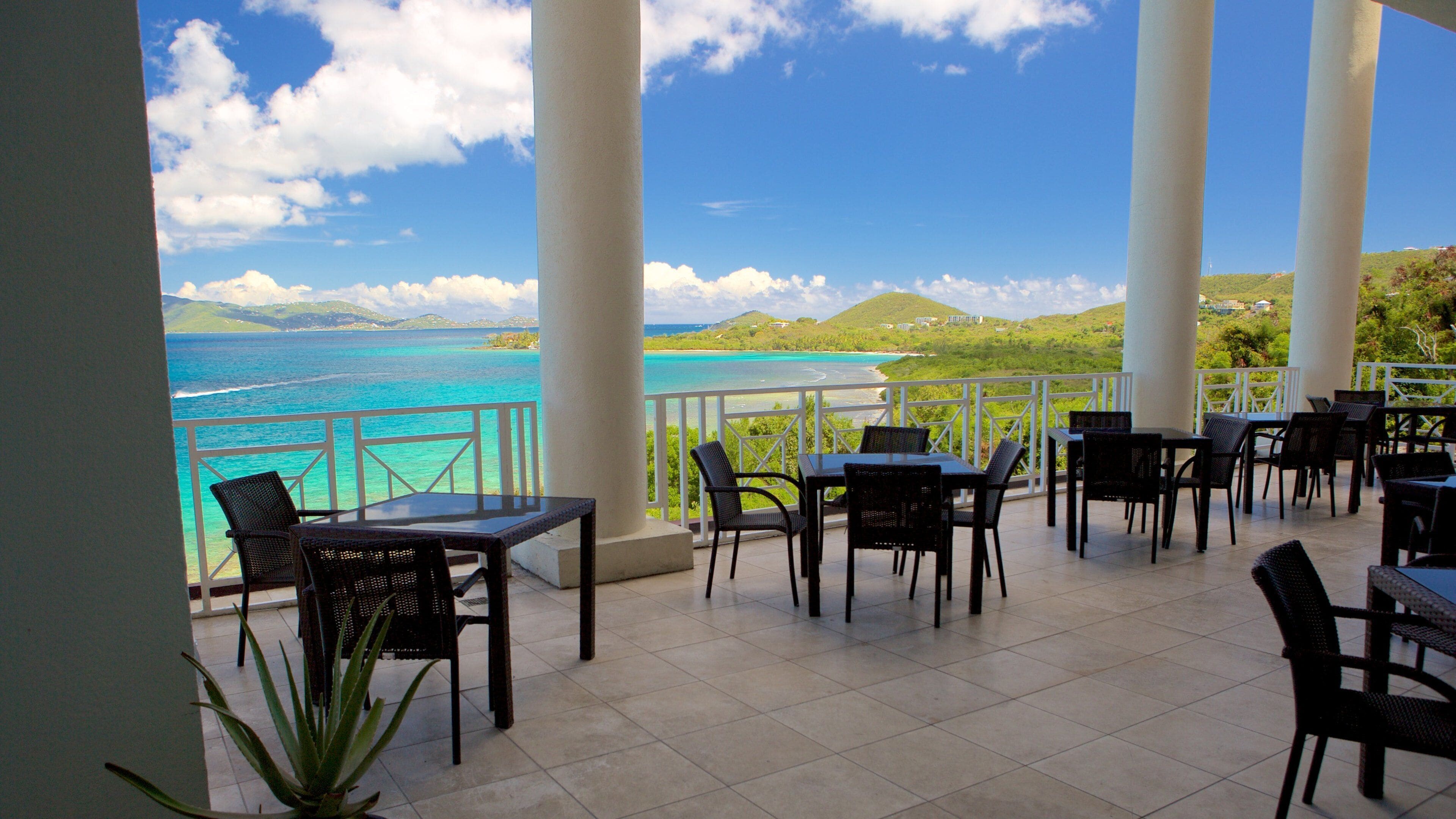 Frydendal que incluye vistas generales de la costa y salir a cenar