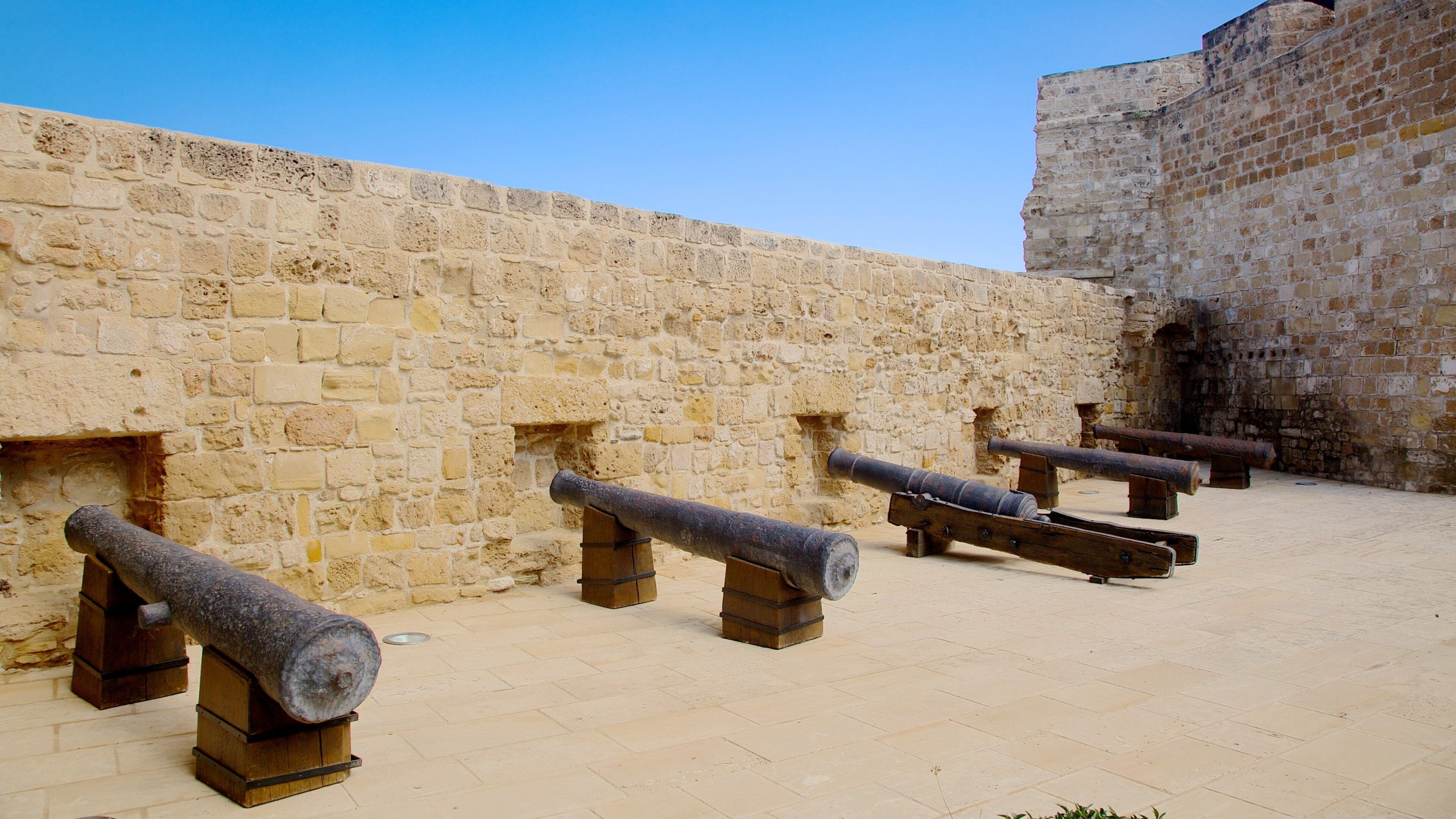 Fort de Larnaca montrant patrimoine architectural et articles militaires