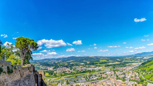 Blick von Orvieto auf den tiefergelegenen Stadtteil Orvieto Scalo, der den großen Teil der Infrastruktur bereitstellt.