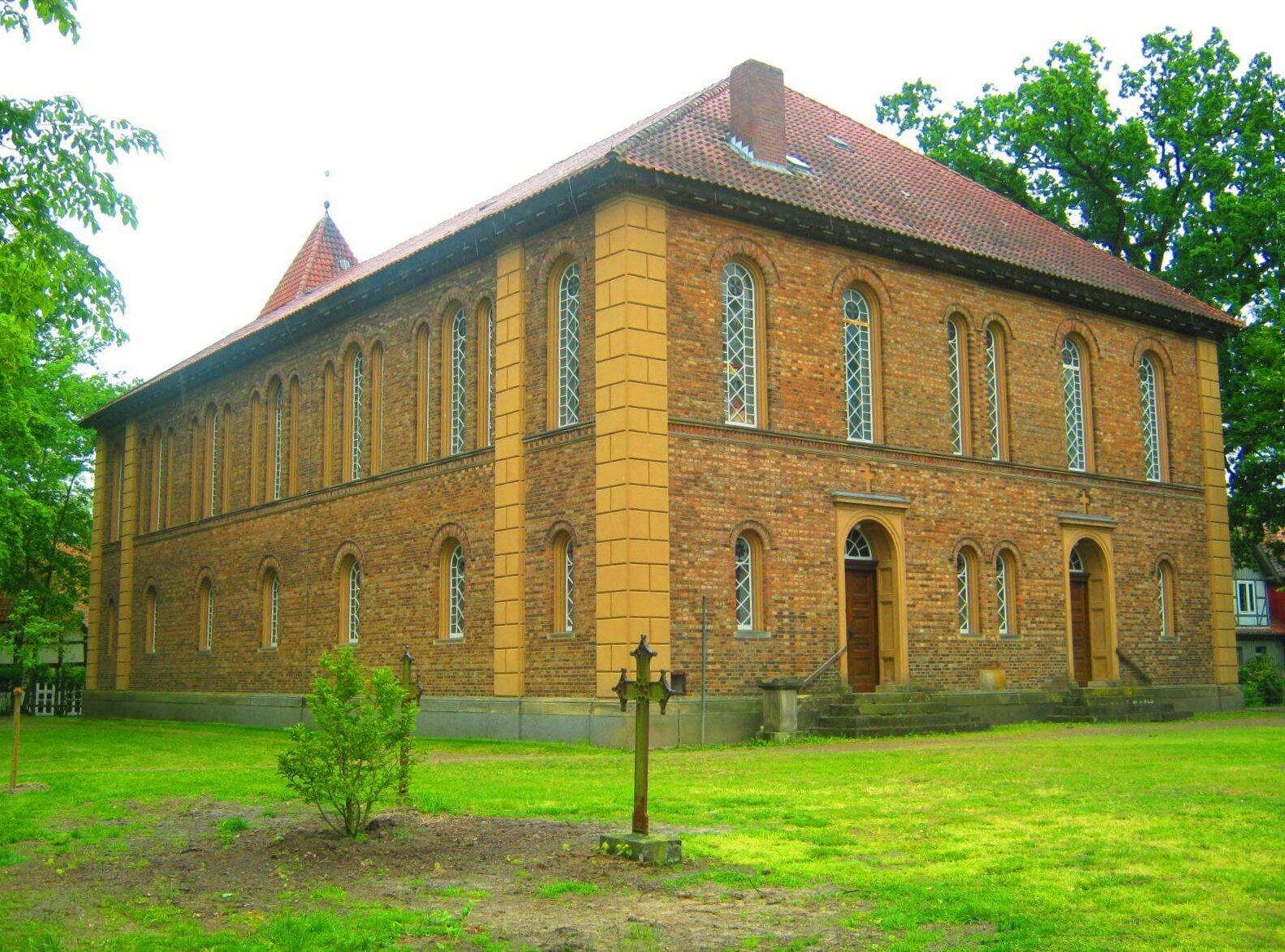 Die Rückseite der St.-Martini-Kirche in Brelingen, Niedersachsen, so wie 1849 neu erbaut.