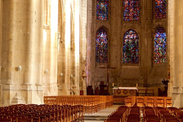 Cathédrale de Saint-Vulfran mettant en vedette église ou cathédrale, patrimoine historique et patrimoine architectural