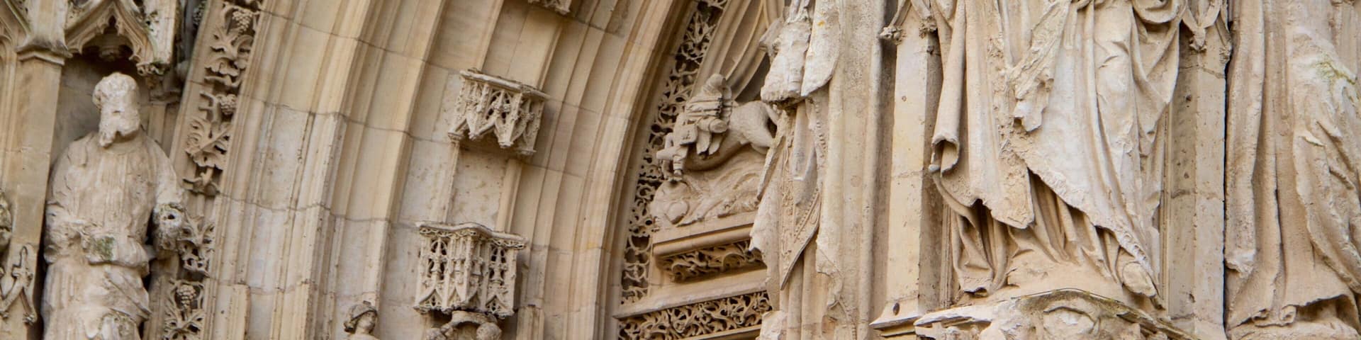 Kathedrale Saint-Vulfran welches beinhaltet Kirche oder Kathedrale, Geschichtliches und Statue oder Skulptur