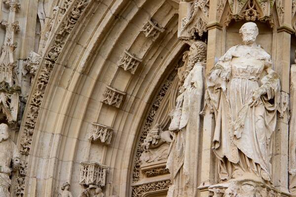 Kathedrale Saint-Vulfran welches beinhaltet Kirche oder Kathedrale, Geschichtliches und Statue oder Skulptur