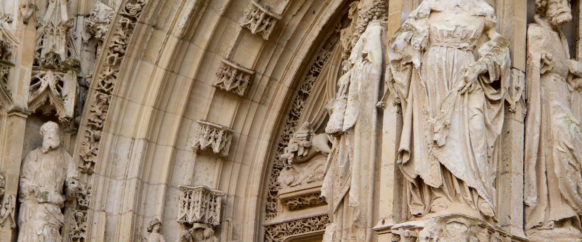 Saint-Vulfran Cathedral showing a church or cathedral, heritage elements and a statue or sculpture