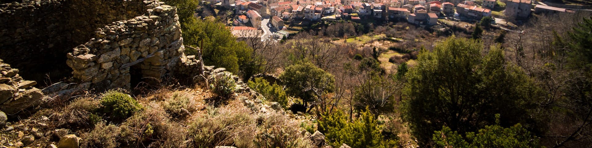 Le village de Ghisoni, avec , en fond, les montagnes du Christe Eleison (1260m) et du Kyrie Eleison (1535m)
