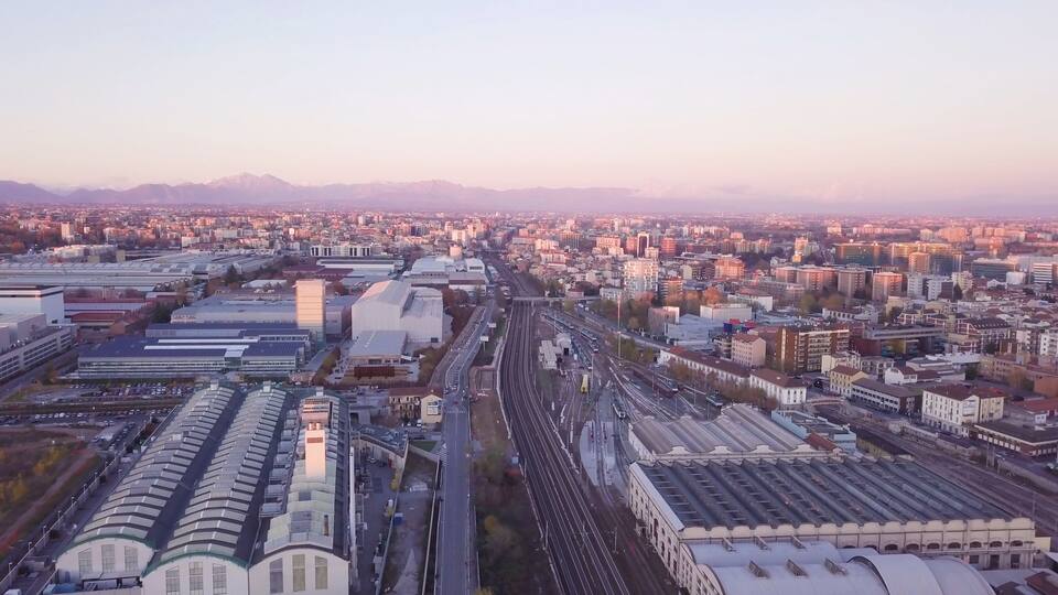 Eine Stadtansicht mit einem markanten Bahnhof und umliegenden Gebäuden.