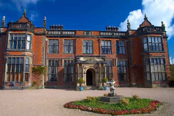 Arley Hall mettant en vedette maison, patrimoine architectural et fleurs sauvages