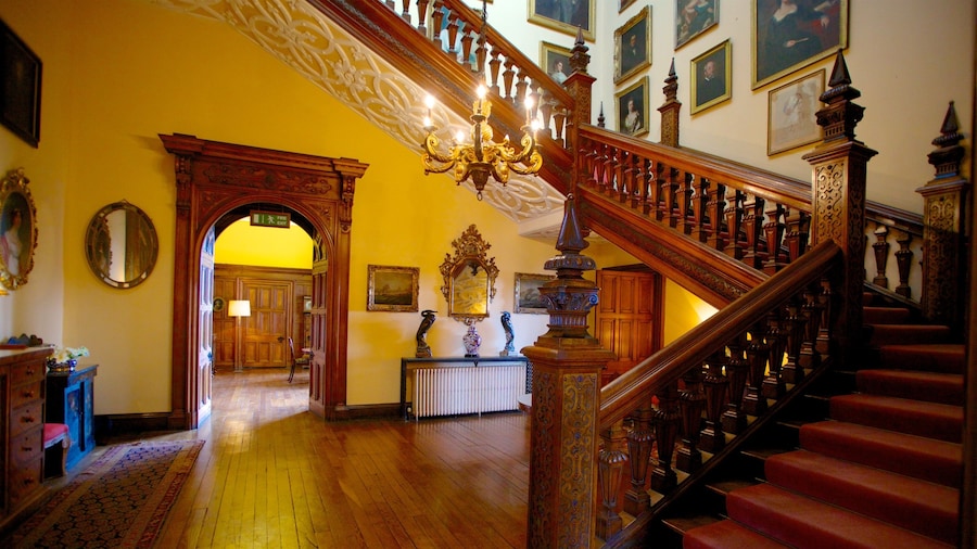 Arley Hall ofreciendo patrimonio de arquitectura y vistas interiores