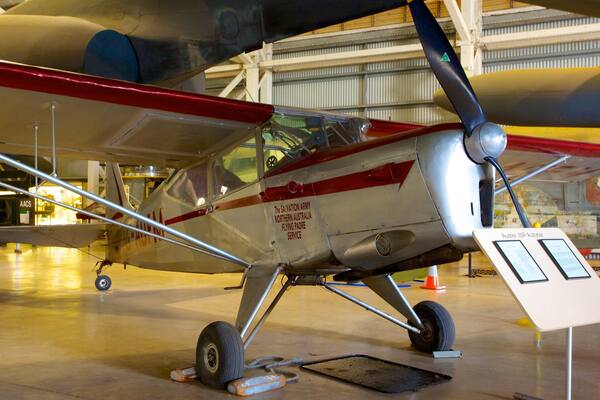 Australian Aviation Heritage Centre mit einem Flugzeug und Innenansichten