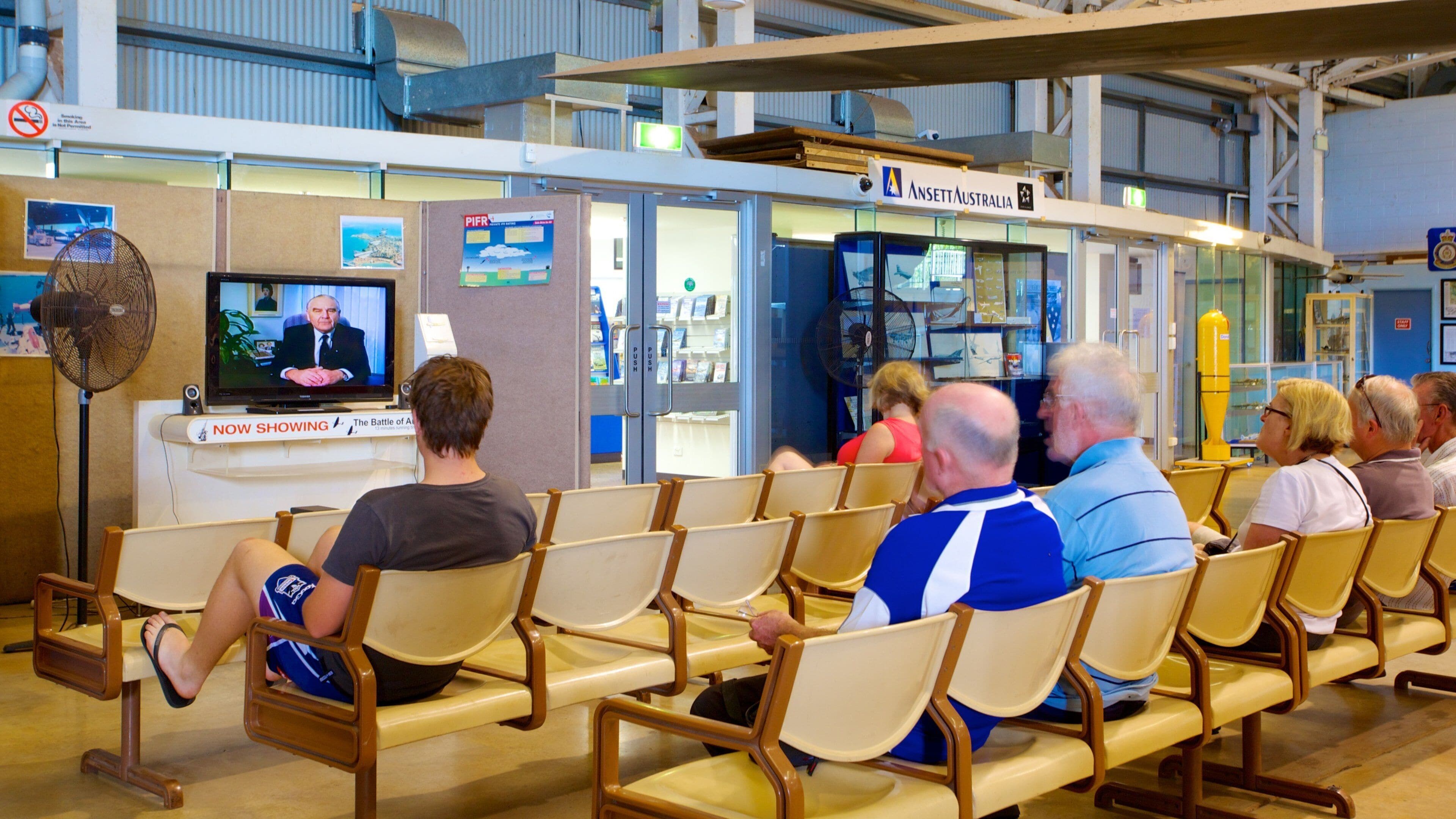 Centro culturale dell\'aviazione australiana che include vista interna cosi come un grande gruppo di persone