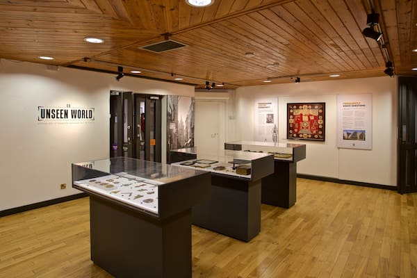 Guernsey Museum and Art Gallery montrant vues intérieures