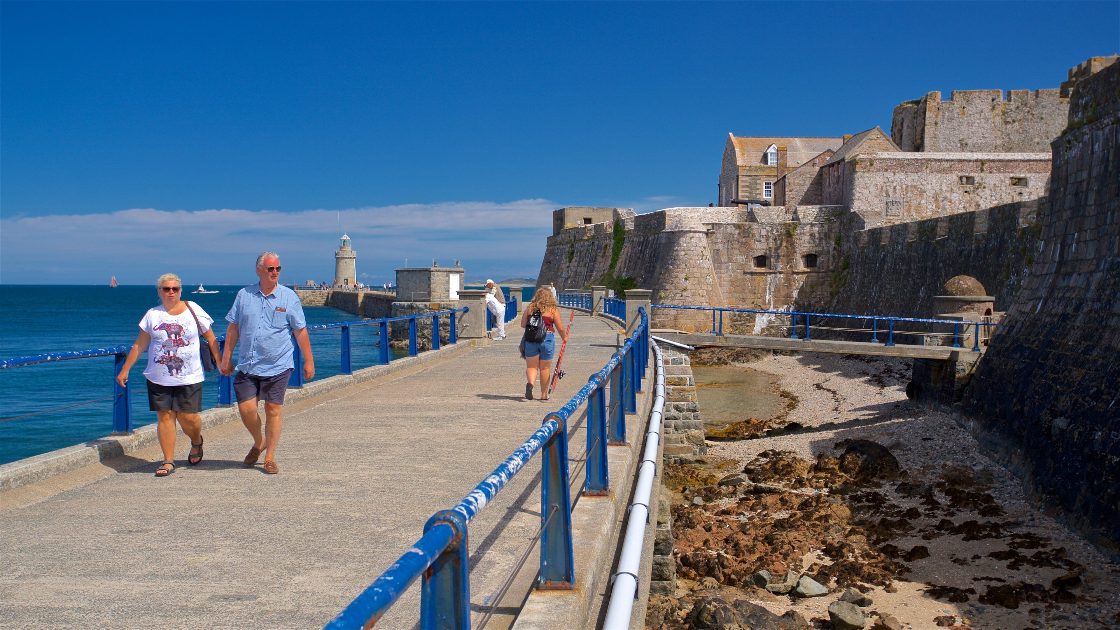 Castle Cornet som inkluderar en bro, ett slott och kustutsikter