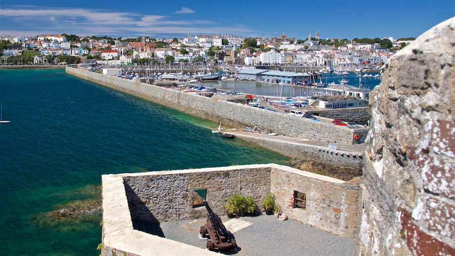 Castle Cornet bevat vergezichten, historisch erfgoed en een baai of haven