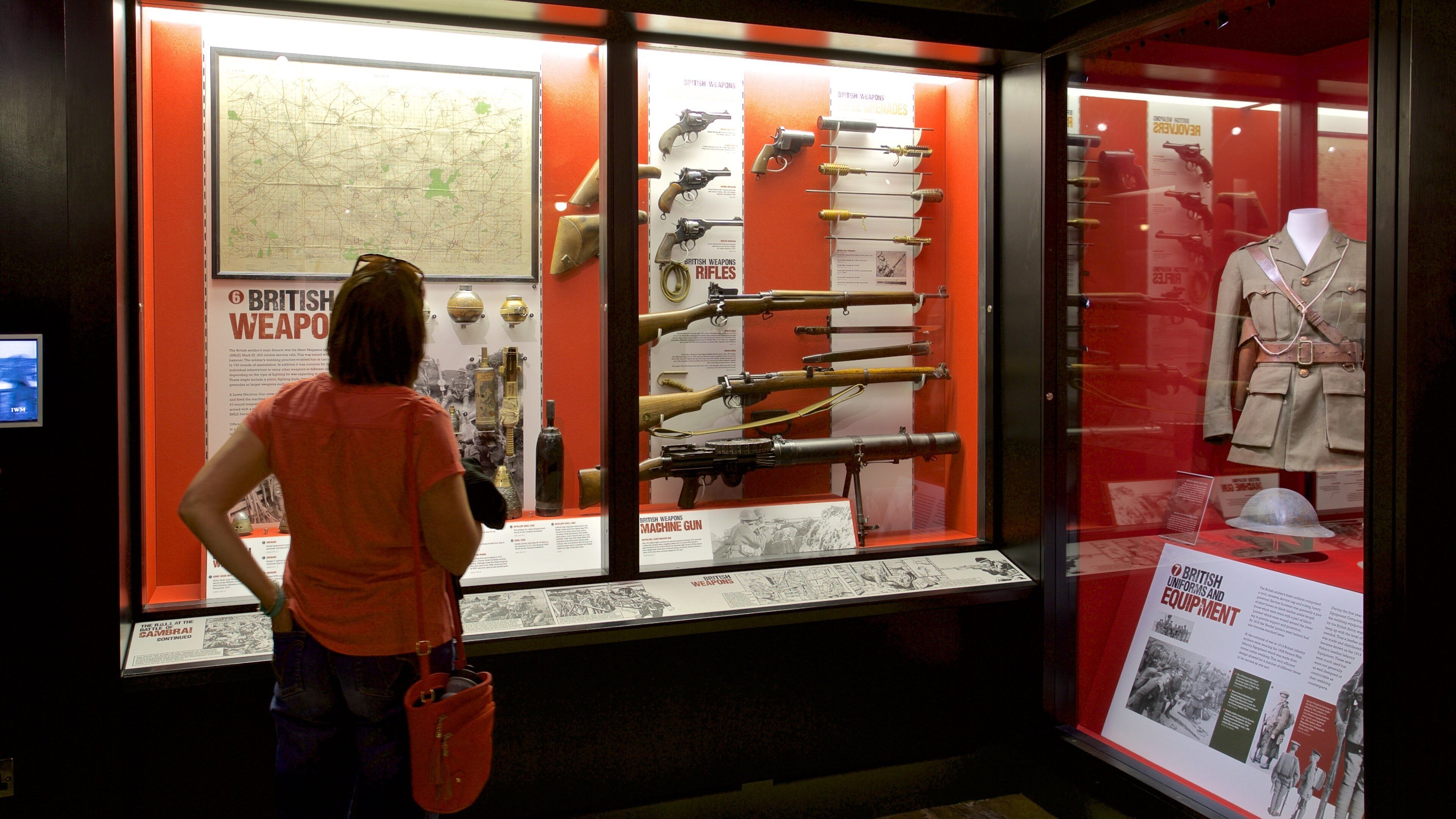 Castle Cornet ofreciendo vistas interiores y también una mujer