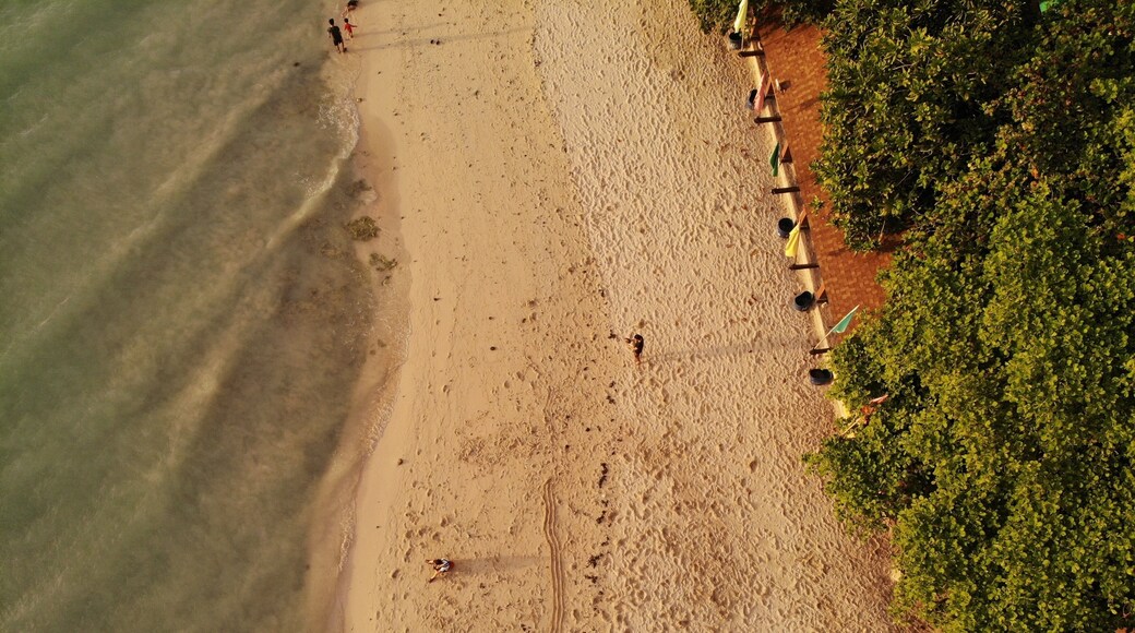 Though it’s call white beach, the sand is actually not that white as compared to Boracay