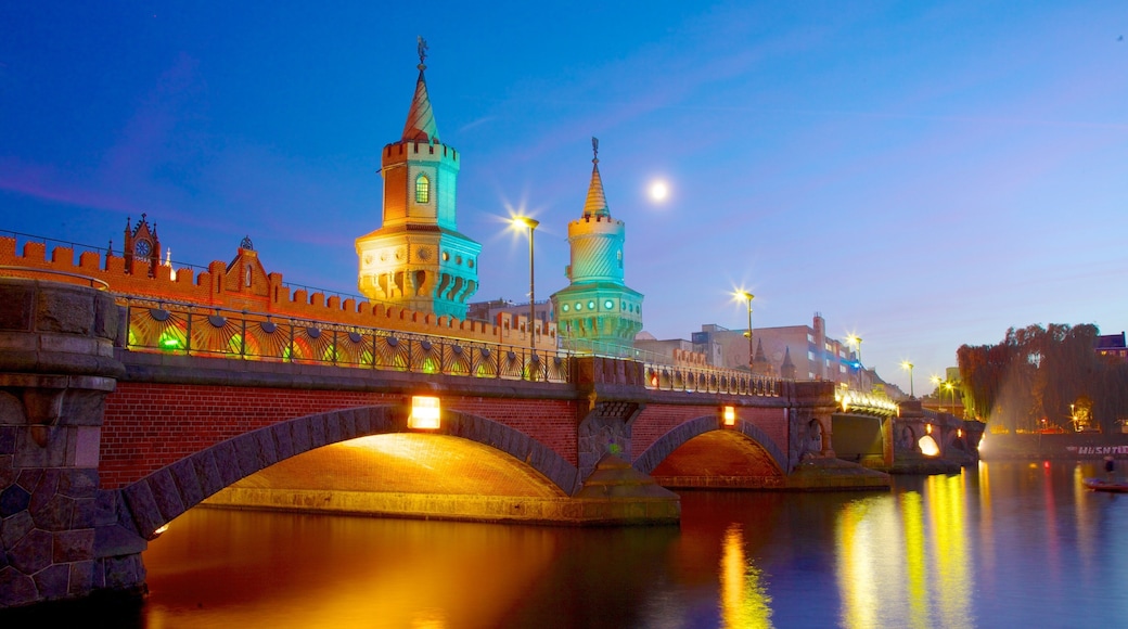 Oberbaum Bridge which includes a river or creek, a bridge and night scenes
