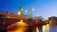 Oberbaumbrücke toont een brug, nachtleven en een rivier of beek