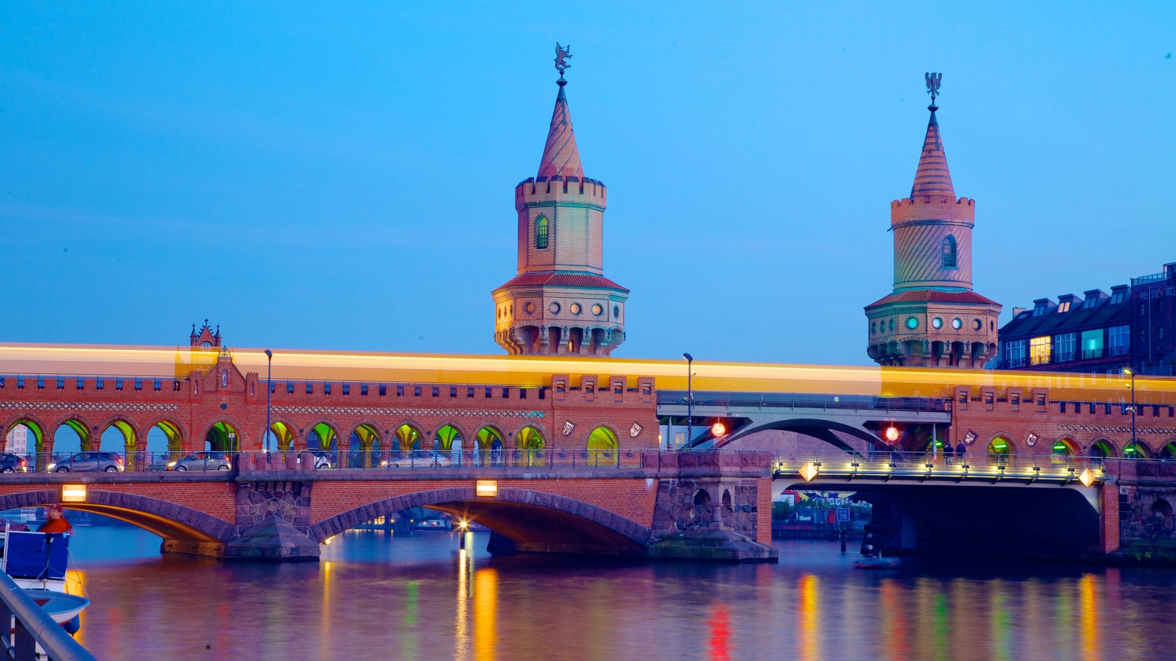 Puente Oberbaum ofreciendo un río o arroyo y un puente