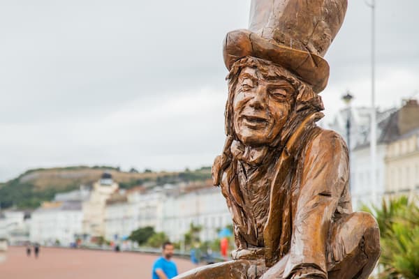 Promenade featuring outdoor art