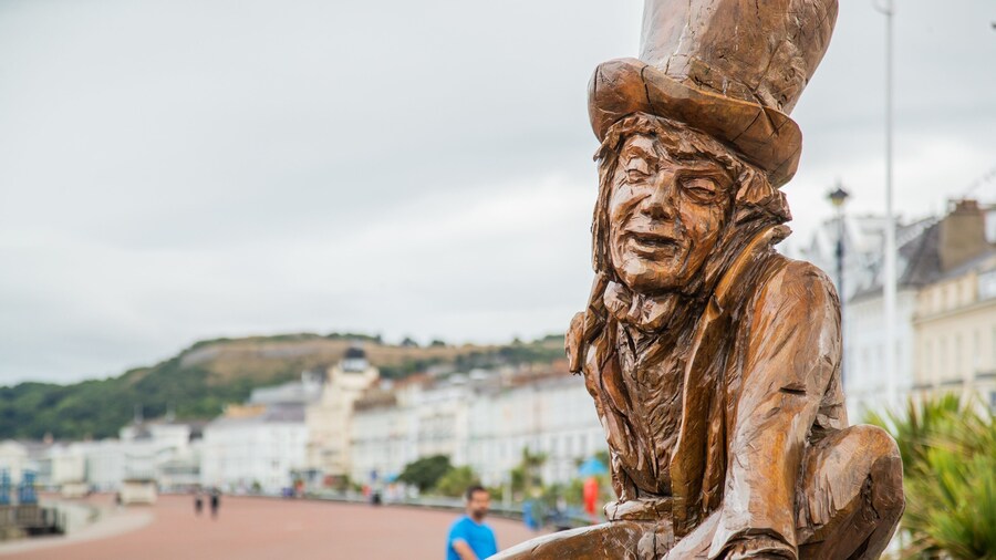 Promenade featuring outdoor art