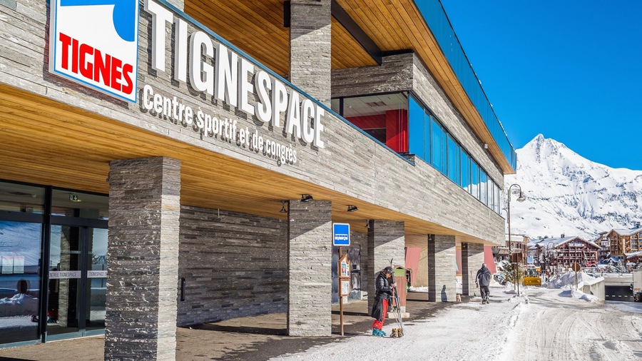 Alpes du Nord which includes a luxury hotel or resort and snow