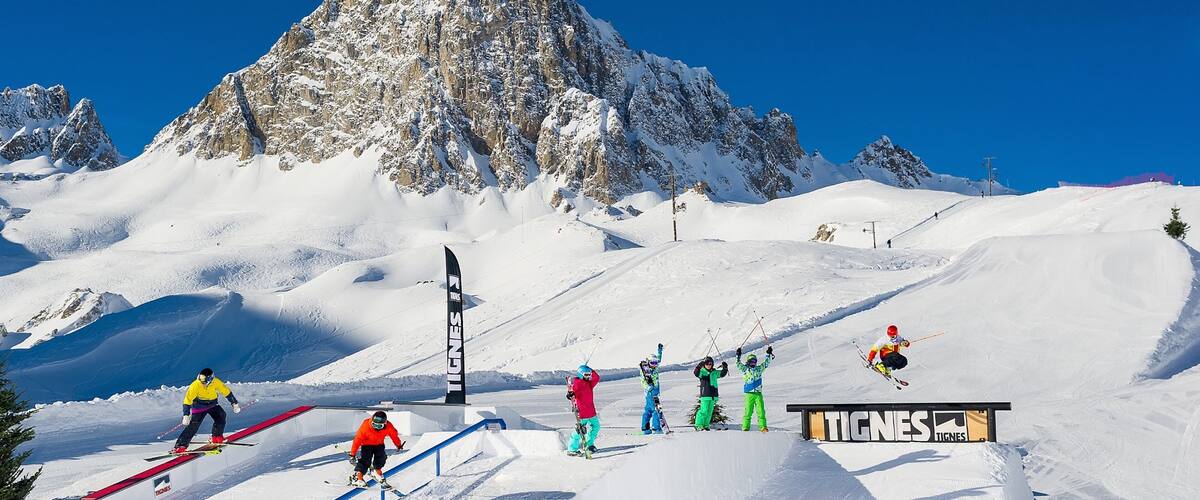 Alpes du Nord showing mountains, snow and snow skiing
