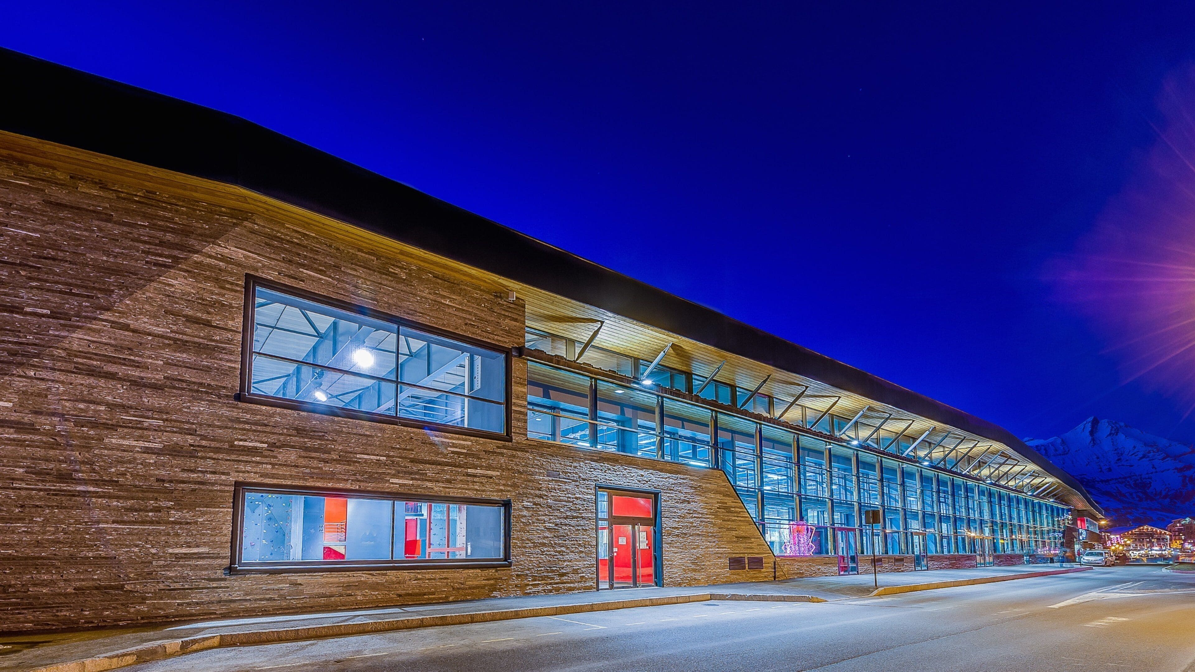 Estación de esquí de Tignes ofreciendo escenas nocturnas y un hotel o complejo turístico de lujo