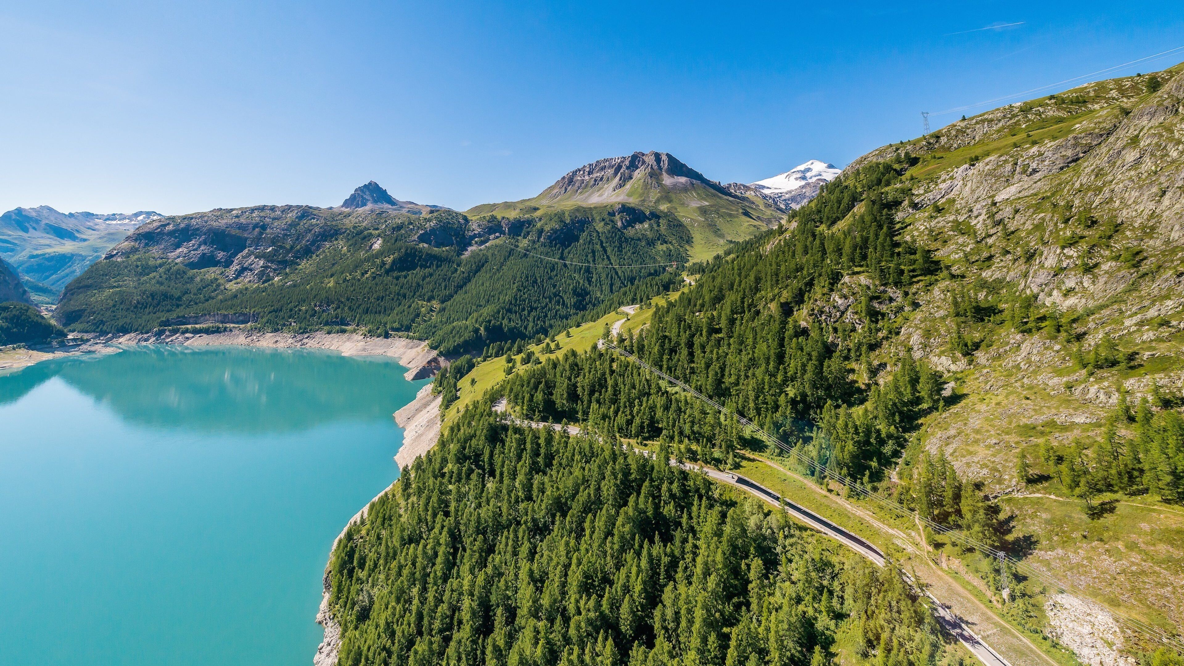 Alpes del Norte ofreciendo vistas de paisajes, un lago o abrevadero y escenas forestales