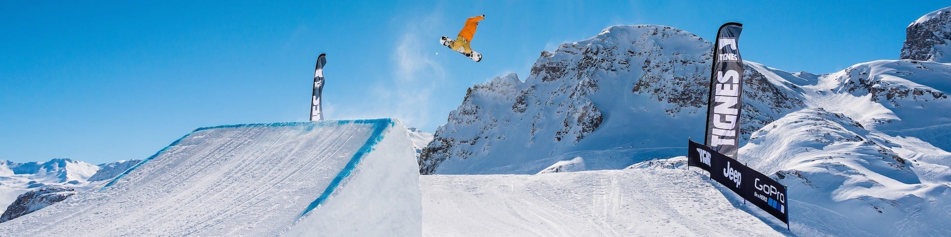 Station de ski de Tignes montrant neige et snowboard