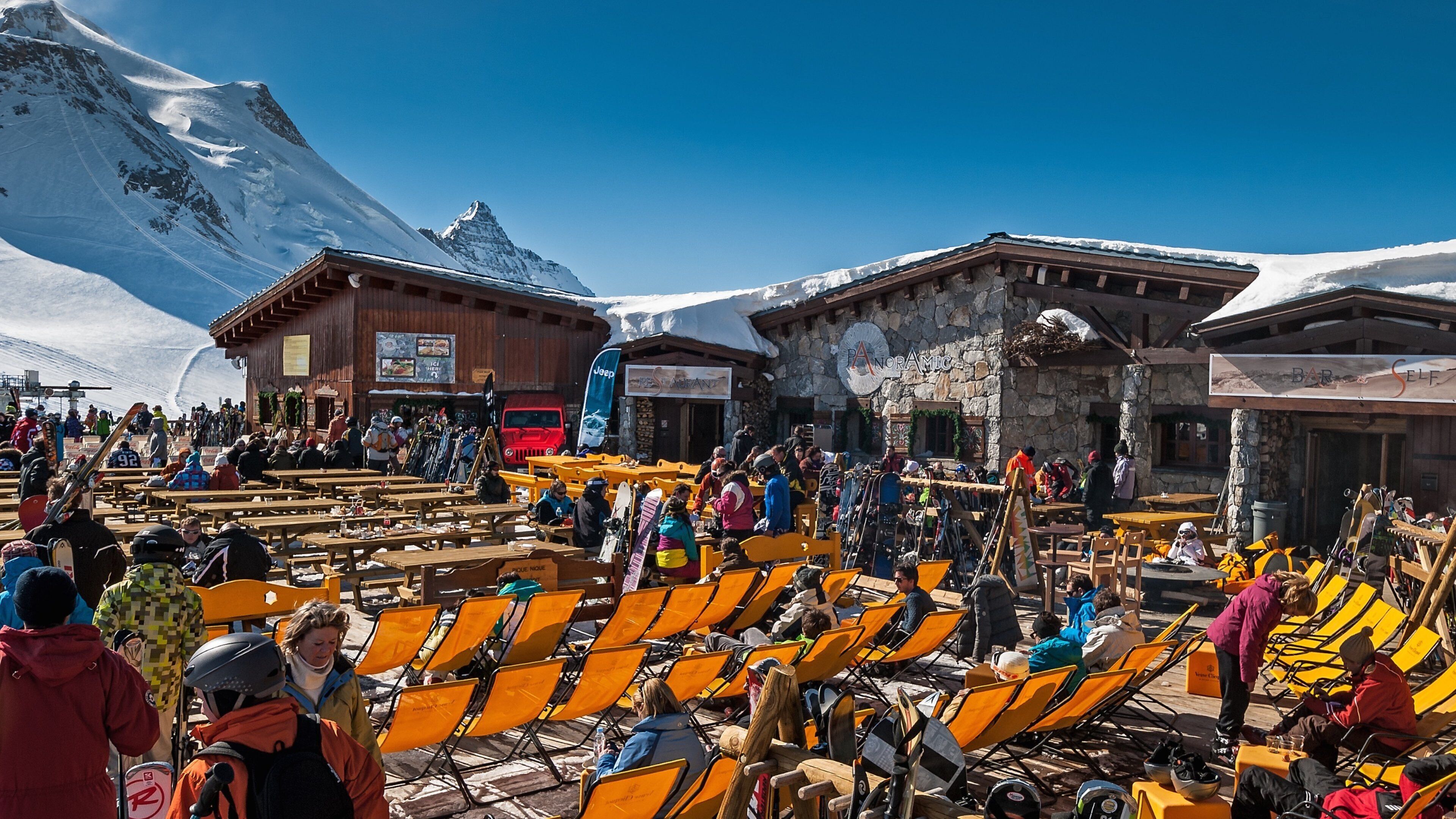 Alpes del Norte mostrando después de esquiar y nieve y también un gran grupo de personas