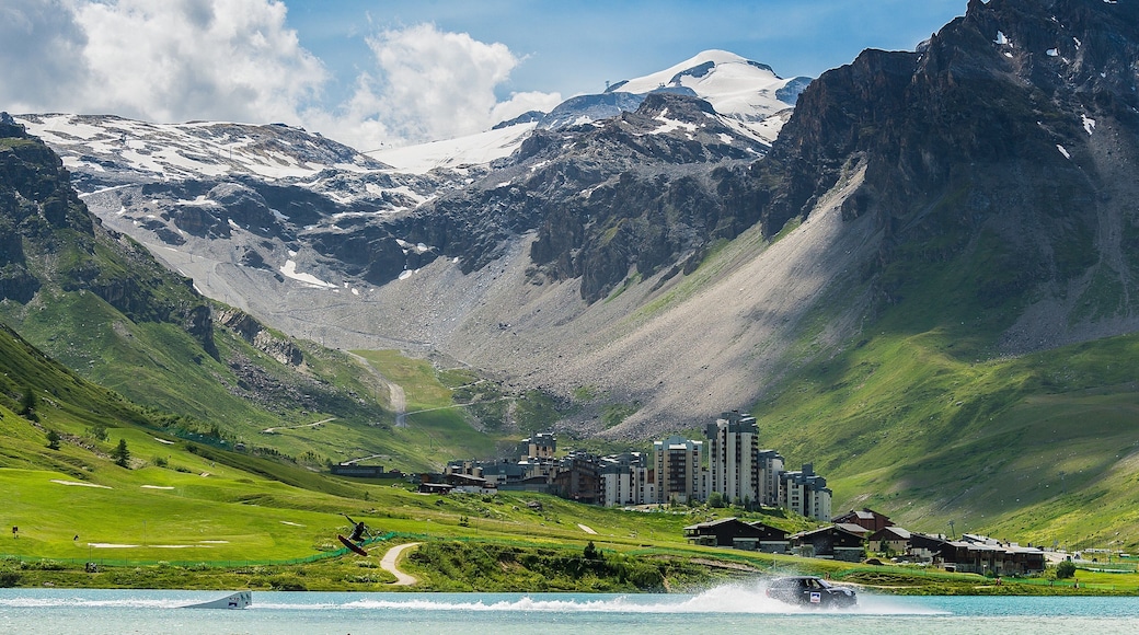 Alpes du Nord which includes landscape views, mountains and a lake or waterhole