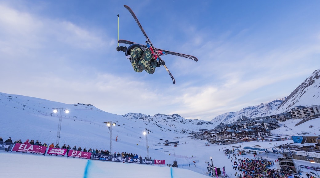 Alpes du Nord showing snow skiing, a sporting event and snow