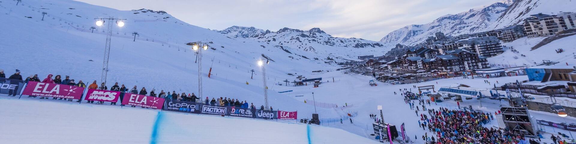 Alpes du Nord showing snow skiing, a sporting event and snow