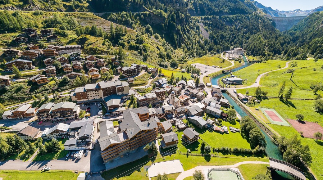 Khu nghỉ dưỡng trượt tuyết Tignes cho thấy thị trấn nhỏ và sông lạch