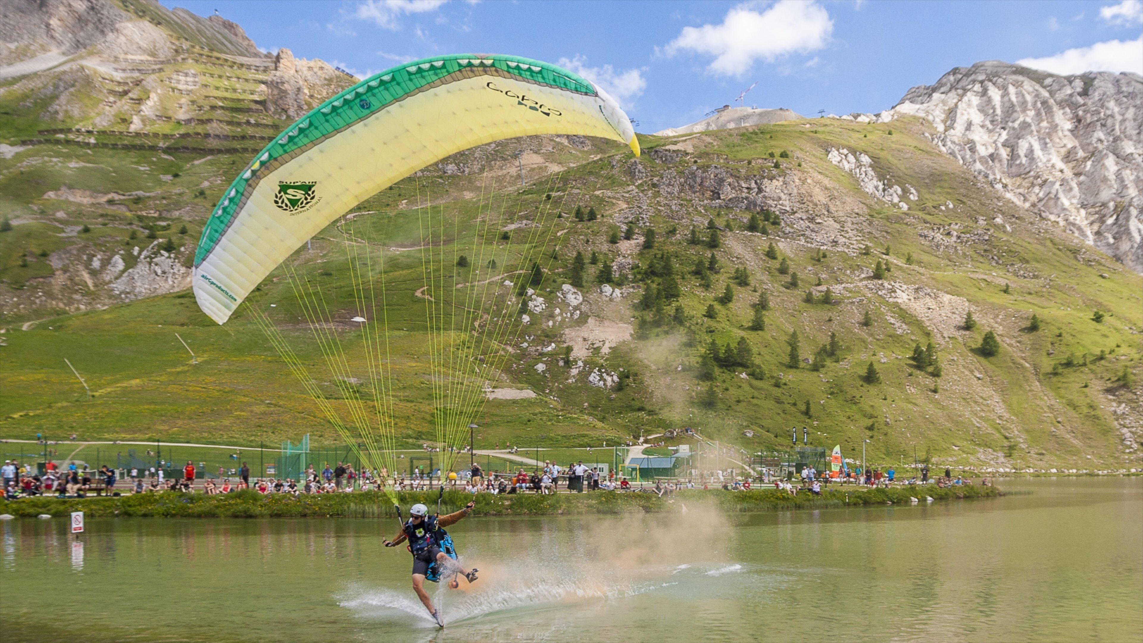 Stazione sciistica di Tignes che include paracadutismo sportivo, lago o sorgente d\'acqua e montagna