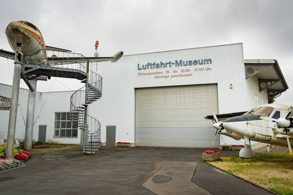 Le musée Lufthansa présente un avion d’époque et un escalier en colimaçon.