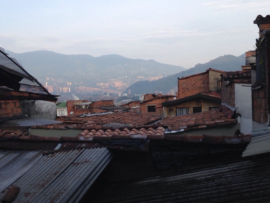 My home for the next 6 weeks in Envigado, close to Medellin, overlooking the roofs and the mountains.