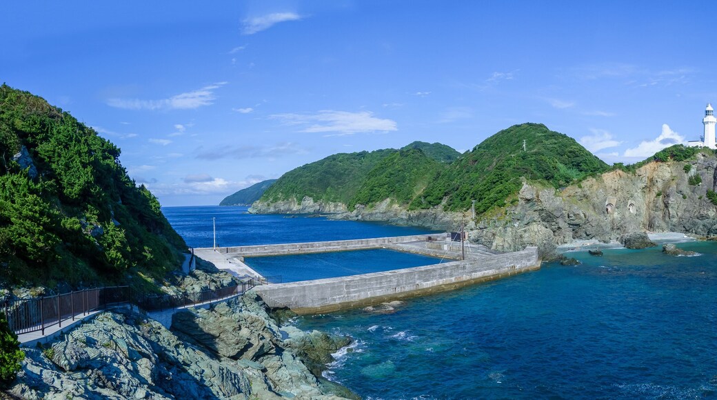 佐田岬灯台と遊歩道のパノラマ