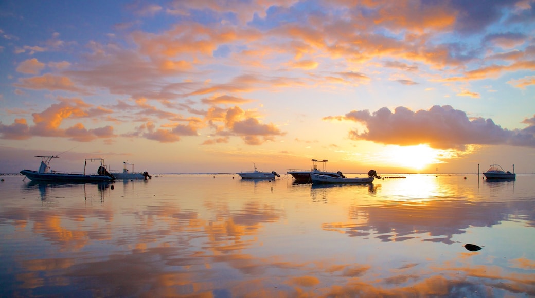 L\'Étang-Salé showing boating, a sunset and general coastal views