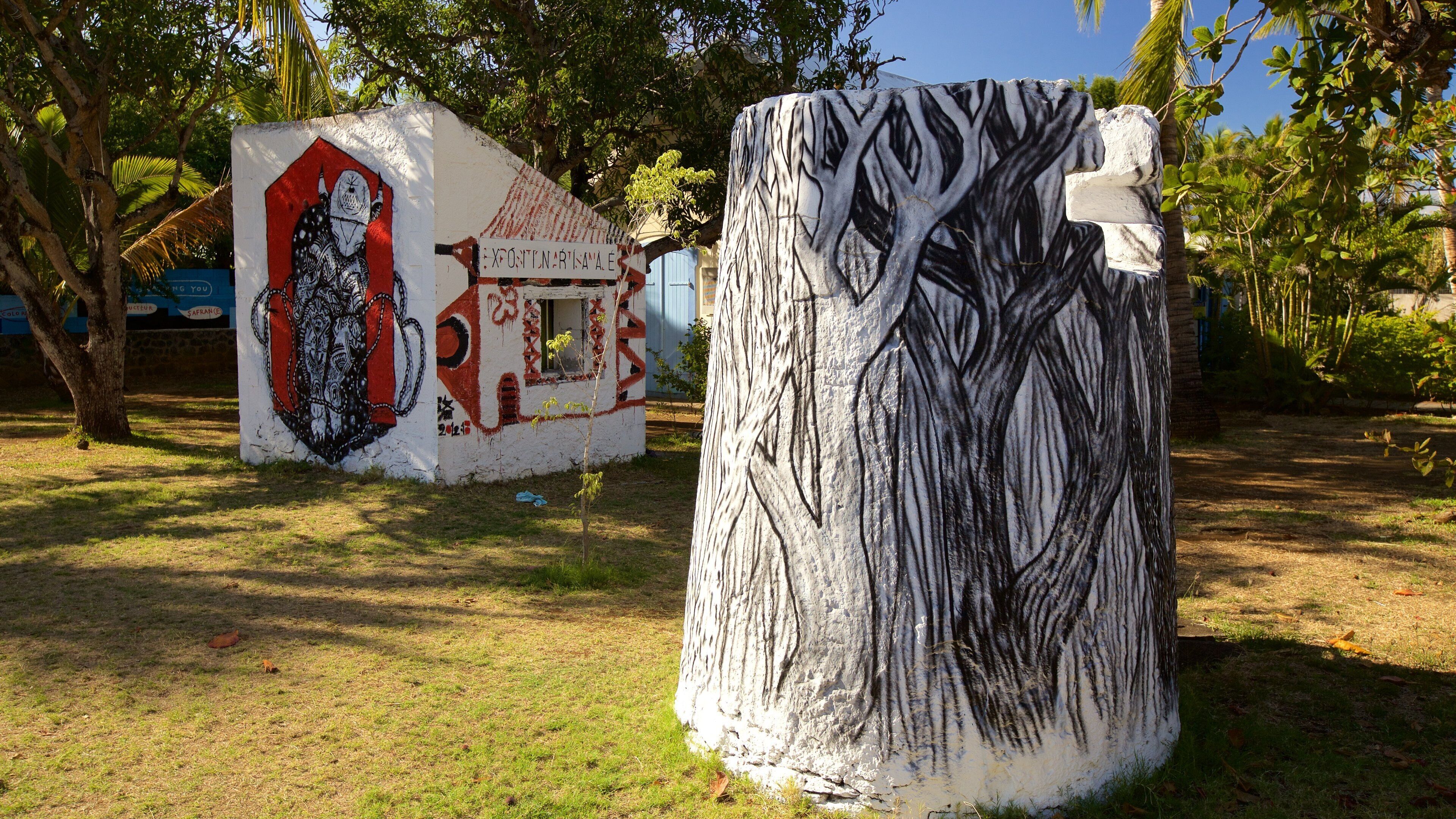 l\'Etang-Sale les Bains showing outdoor art