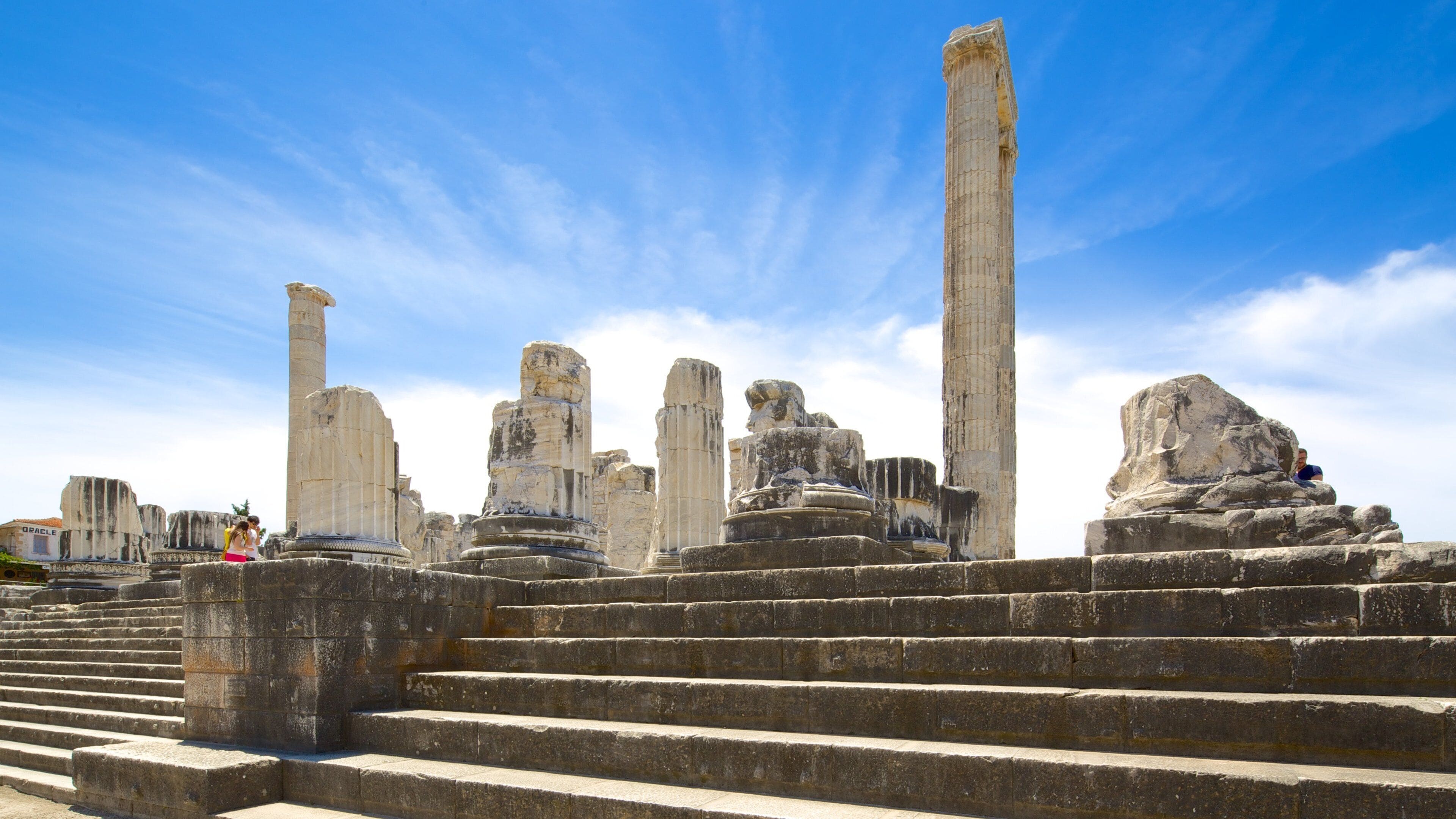 Templo de Apolo y Atenea ofreciendo una ruina