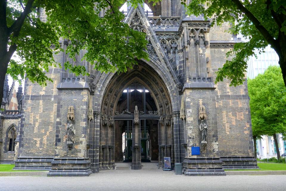 Una iglesia de estilo gótico con elaborada cantería y estatuas.