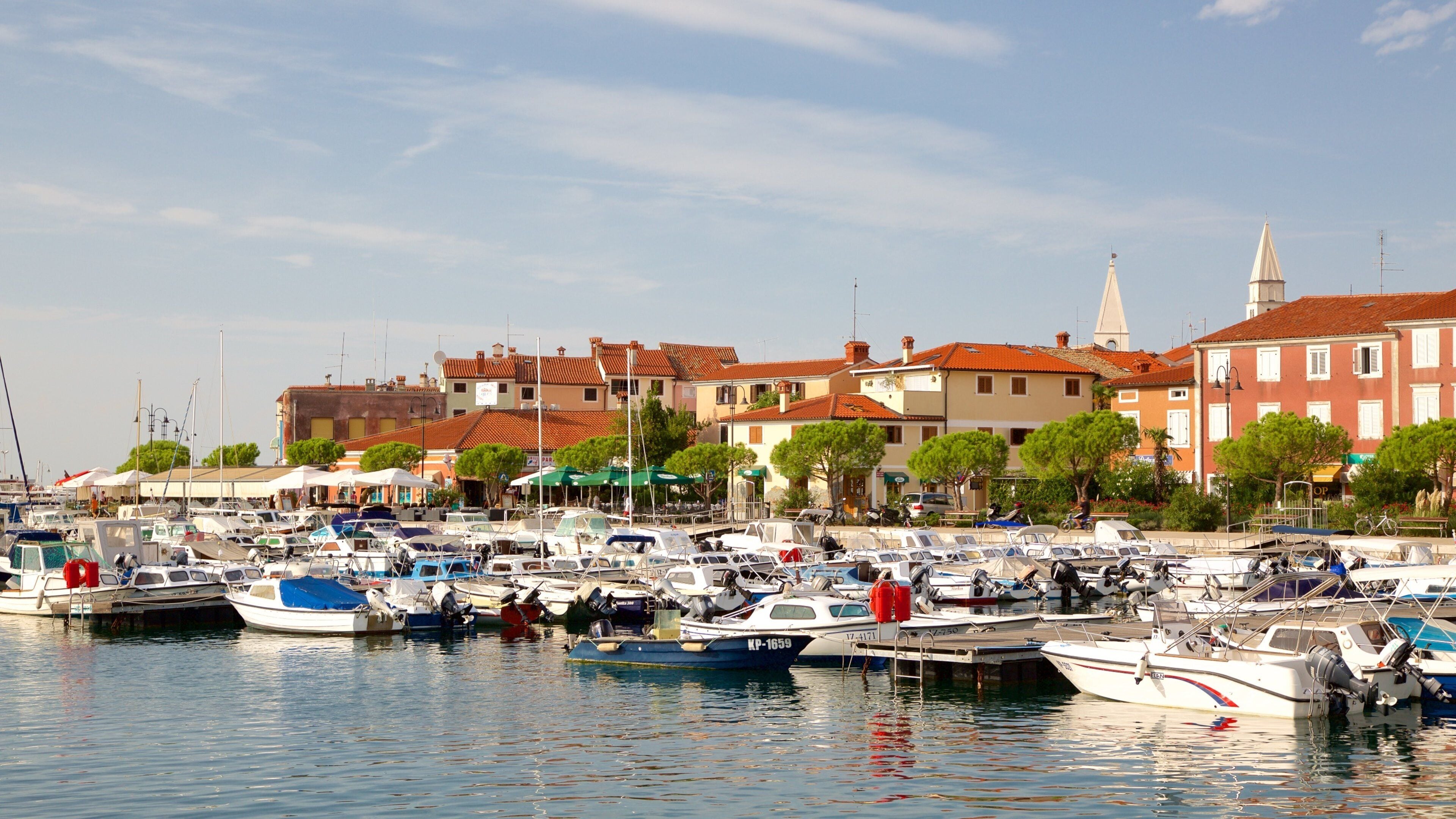 Izola Marina og byder på bådsejlads, en marina og en kystby