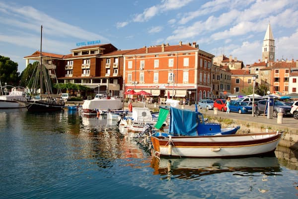 Marina Izola welches beinhaltet Küstenort, Bootfahren und Marina