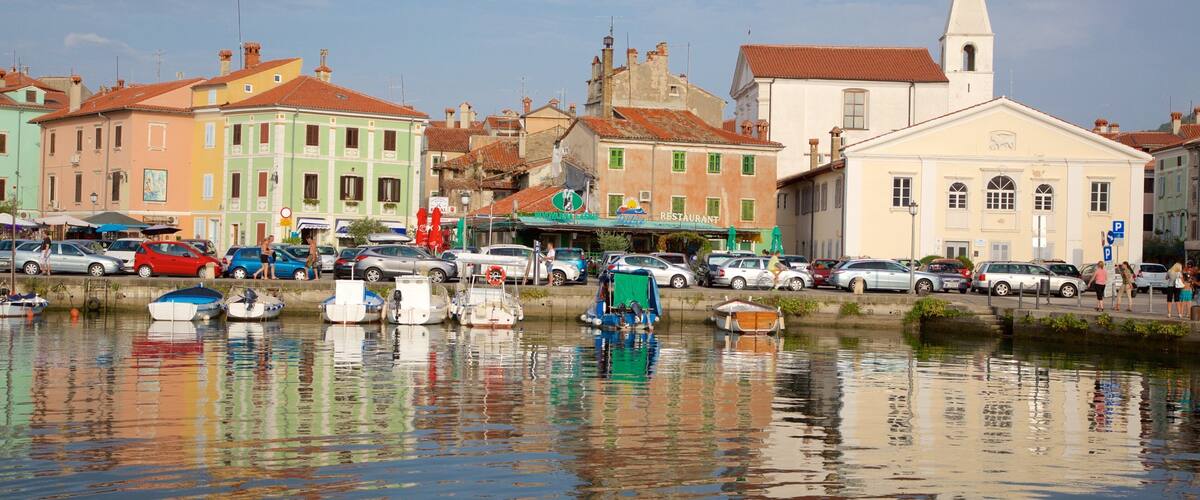 Marina di Izola mostrando giro in barca, porto turistico e località costiera