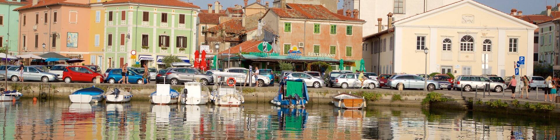 Marina d\'Izola montrant ville cĂŽtiĂšre, navigation et marina