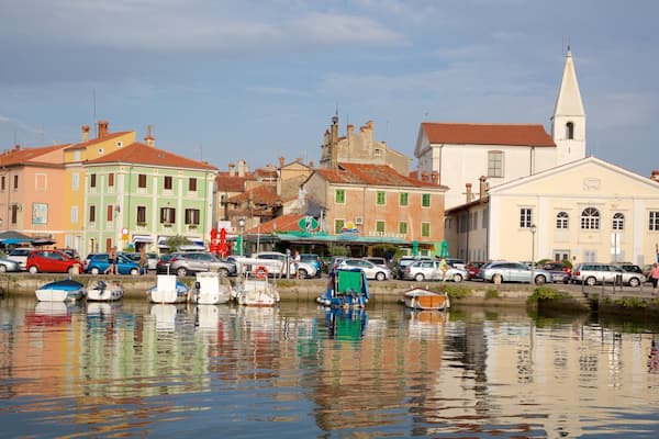 Puerto deportivo de Izola mostrando embarcaciones, una localidad costera y un puerto deportivo