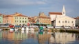 Jachthaven van Izola toont een jachthaven, een kuststadje en varen